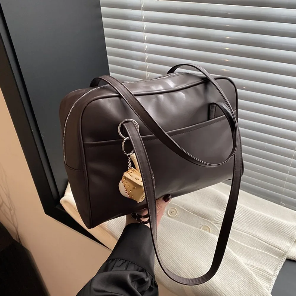 nouveau sac à bandoulière en cuir pu grande capacité avec pendentif sacs à bandoulière sac fourre-tout femmes