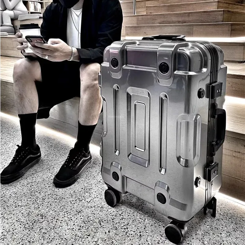 valise aluminium radiateur structure carrée argentée accents noirs lignes verticales horizontales bagages voyage durables