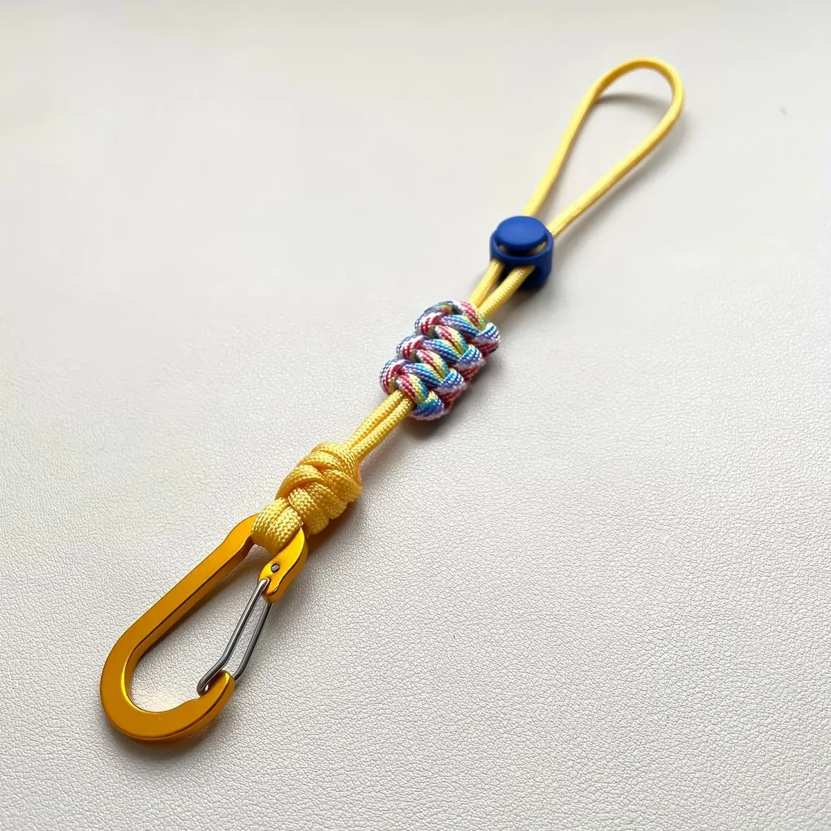 porte bouteille cordon paracord boucle métal nœud décoratif voyage randonnée jaune noir orange violet marron