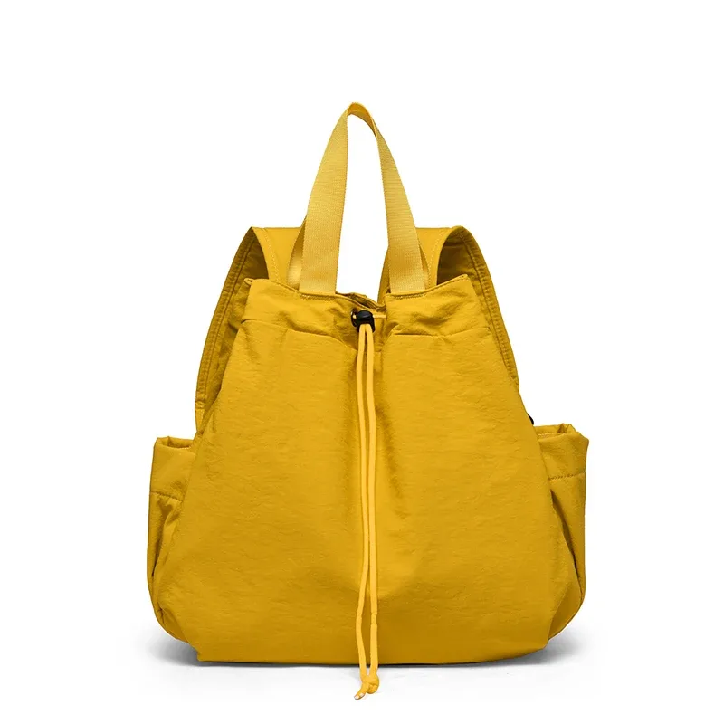 sac dos nylon beige orange jaune femelle trapézoïdale poignée amovible poches boutons glissière latérale voyage