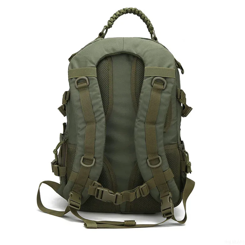 sac dos vert olive bandes marron claires motif camouflage fermeture velcro ajustable boucles métalliques usage extérieur capacité grande
