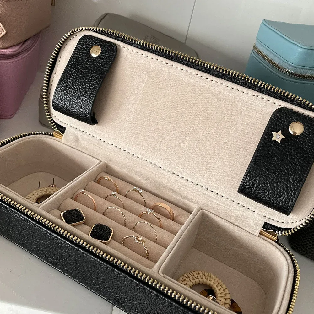 trousse cosmétiques cuir grainé noire zip doré lettres mb voyage maquillage bijoux transport demi professionnelle usage journalier
