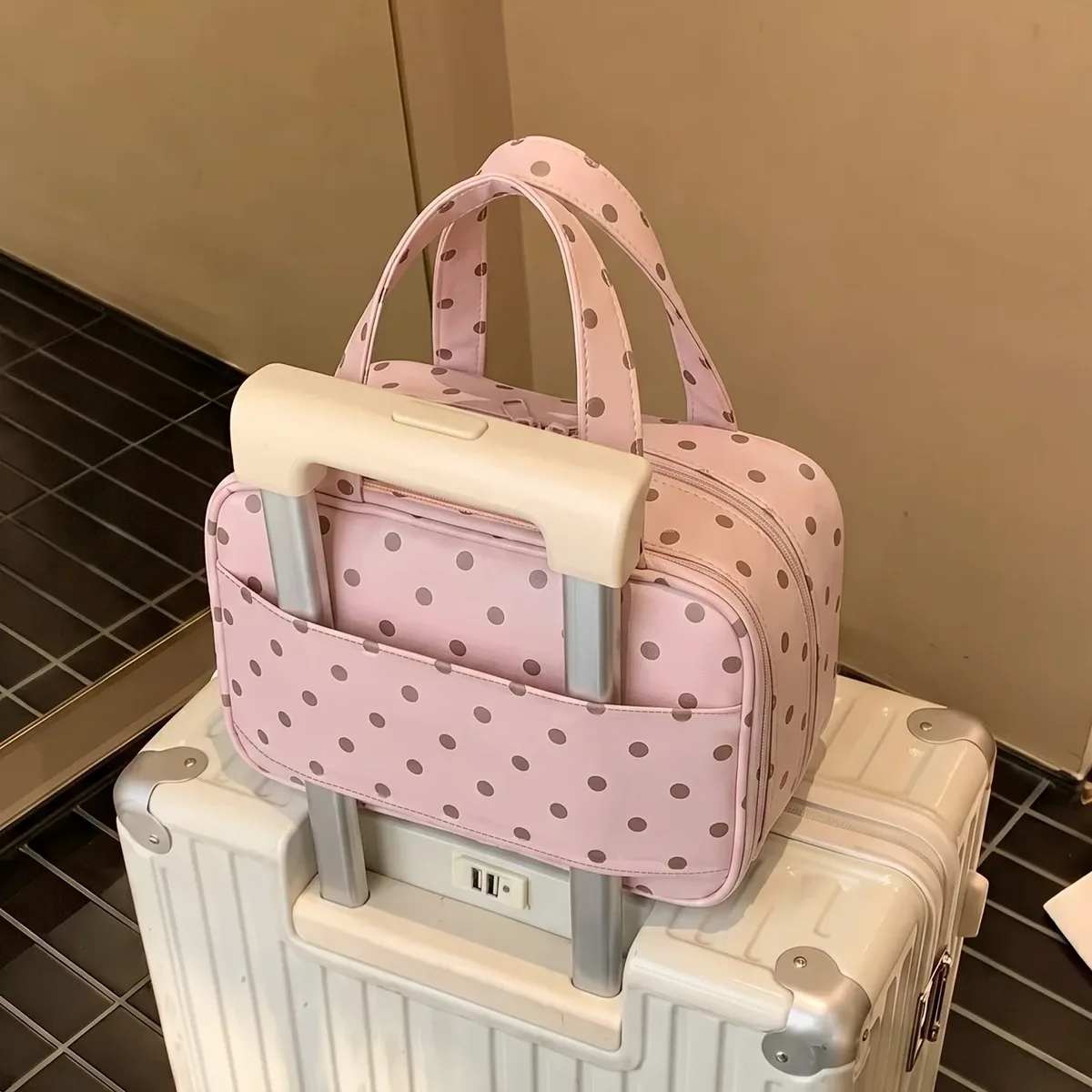 nouvelle trousse de toilette de voyage grande capacité à pois en pu 2026, organisateur de valise suspendu à trois niveaux multi-poches avec poignée robuste