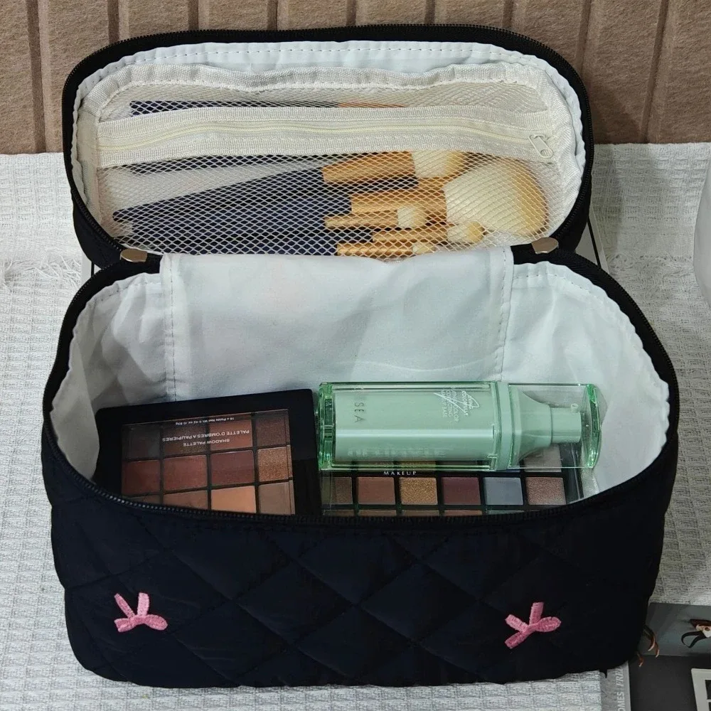 sac de rangement pour femmes, trousse de maquillage portable noire, grande capacité, nœud rose, pochette cosmétique matelassée, sac à main pour dames, articles de toilette de voyage, 2025
