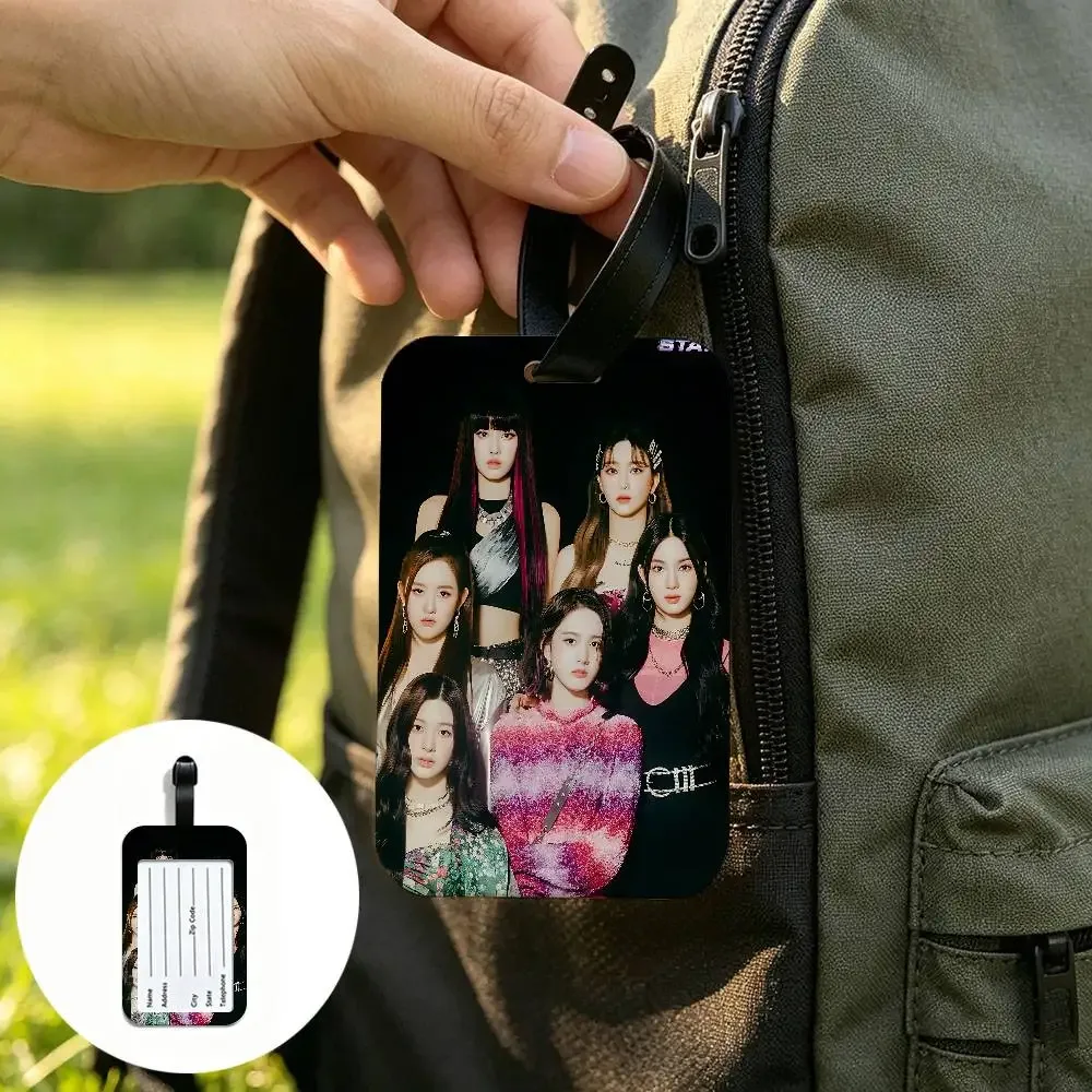 étiquette de bagage en pvc multi-scènes du groupe kpop s-stayc, design anti-perte avec carte d'information pour sac à dos et bagages de voyage.