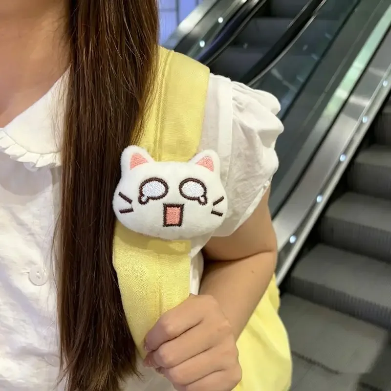 pince chat peluche blanche oreilles roses yeux bleus accessoire sangle sac décoration mode femme