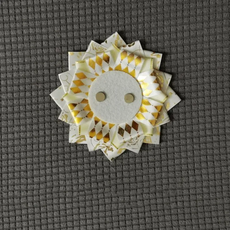 accessoires de luxe pour sacs ita. badge artisanal, décoration en ruban et rosette. sac à dos lolita avec porte-gadget en soie