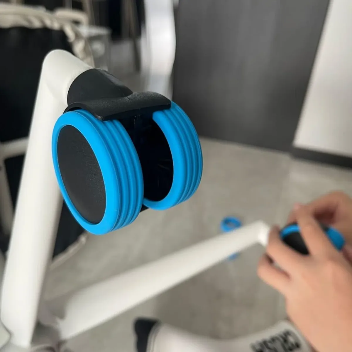 protection roue silicone bleu noir orange remplacement facilité déplacement valise chaise mobilité minimaliste set quatre pièces