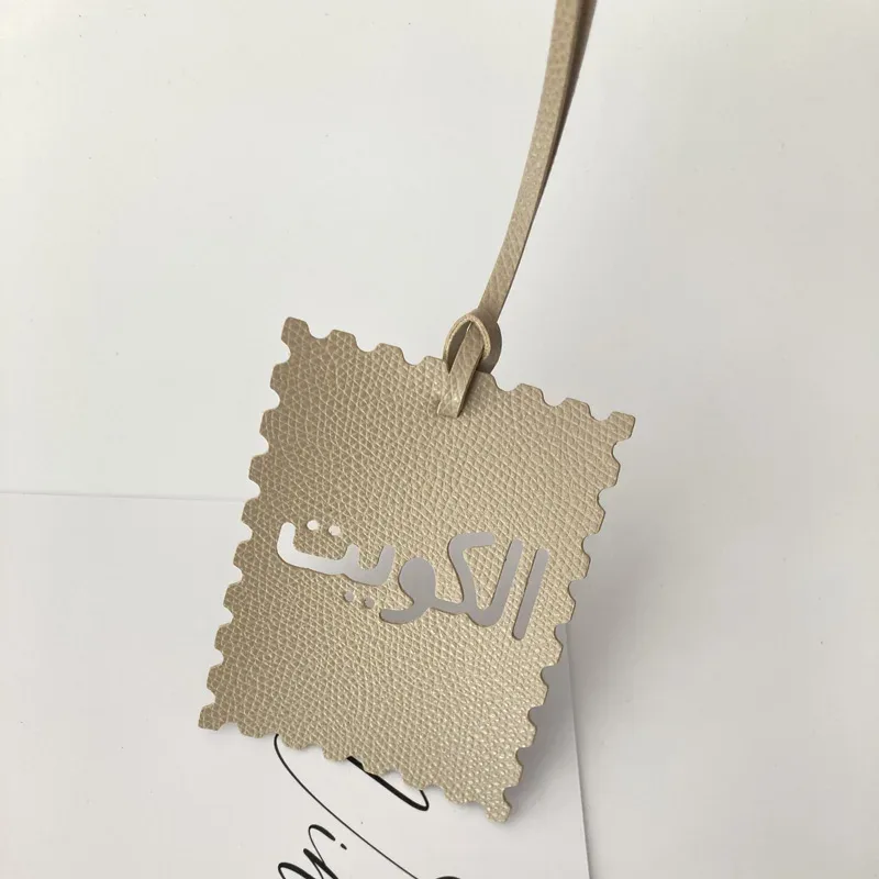 étiquette bagage imitation cuir motif dentelé couleur multiple texte arabes voyage identité valises nom adresse