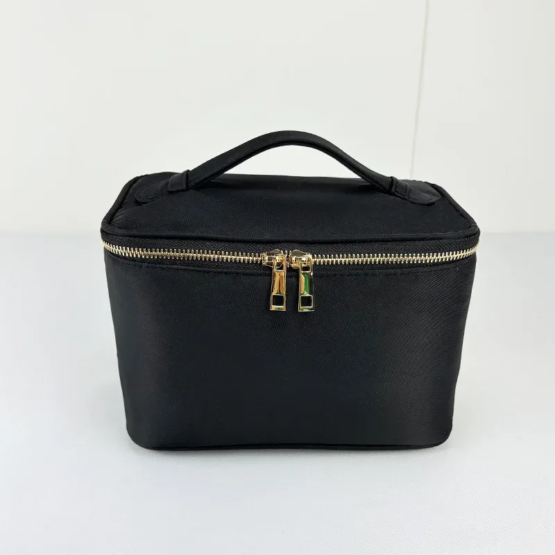 sac cosmétique nylon vert pastel fermeture éclair poignée dorée organisation maquillage voyage soirées pyjama