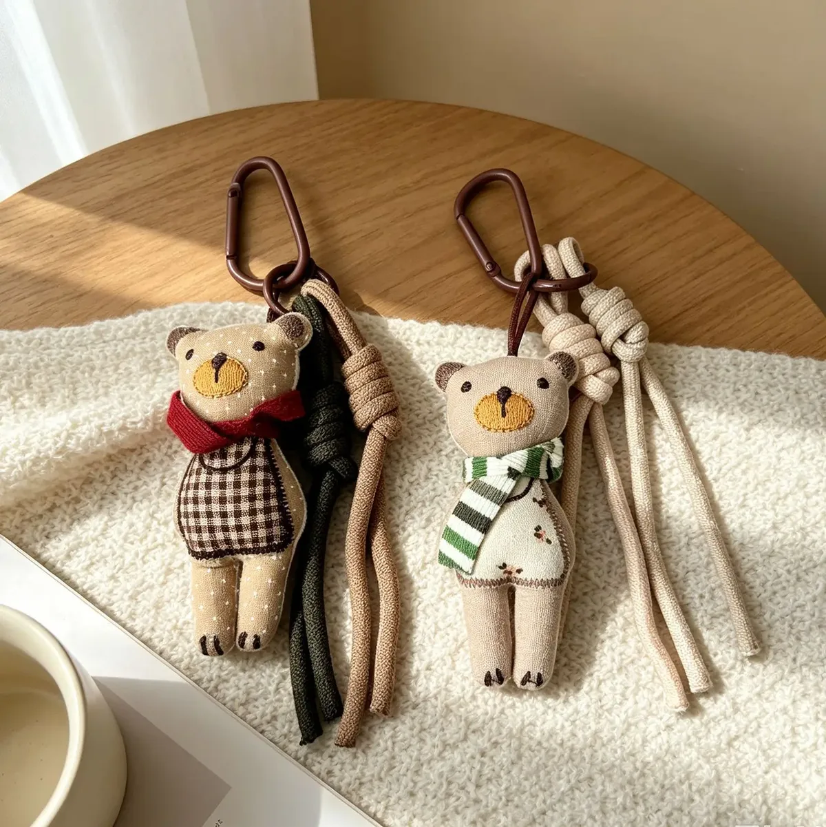 breloque de sac ourson en tissu mignon avec écharpe et clip en corde tressée pour sac à main, sac à dos, sac fourre-tout, décoration et cadeau