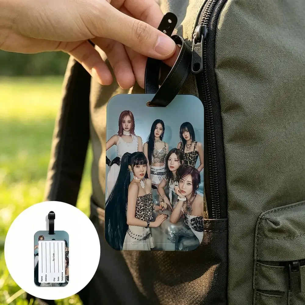 étiquette de bagage en pvc multi-scènes du groupe kpop s-stayc, design anti-perte avec carte d'information pour sac à dos et bagages de voyage.