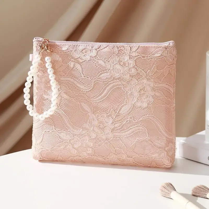 pochette cosmétique en dentelle avec sangle de poignet en perles et design semi-transparent, idéale pour le rangement quotidien du maquillage et les voyages