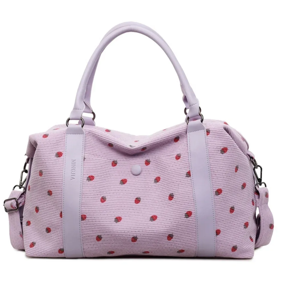sac de voyage en velours côtelé imprimé fraises pour femme, grande capacité, avec compartiment humide/sec, idéal pour le week-end, le sport ou les vacances