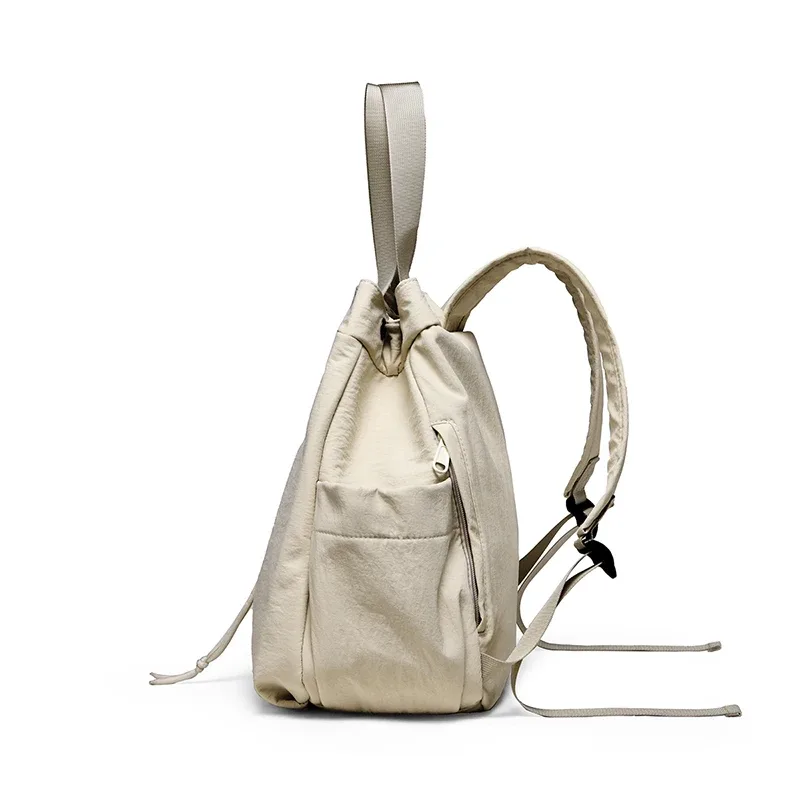 sac dos nylon beige orange jaune femelle trapézoïdale poignée amovible poches boutons glissière latérale voyage