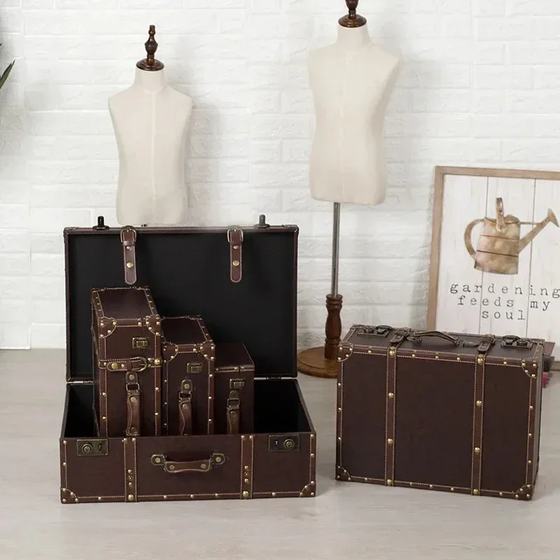 valise pu cuir simili vintage ligne verticale verde foncée roulettes poignées cuir marron rivets dorés voyage décoration maison