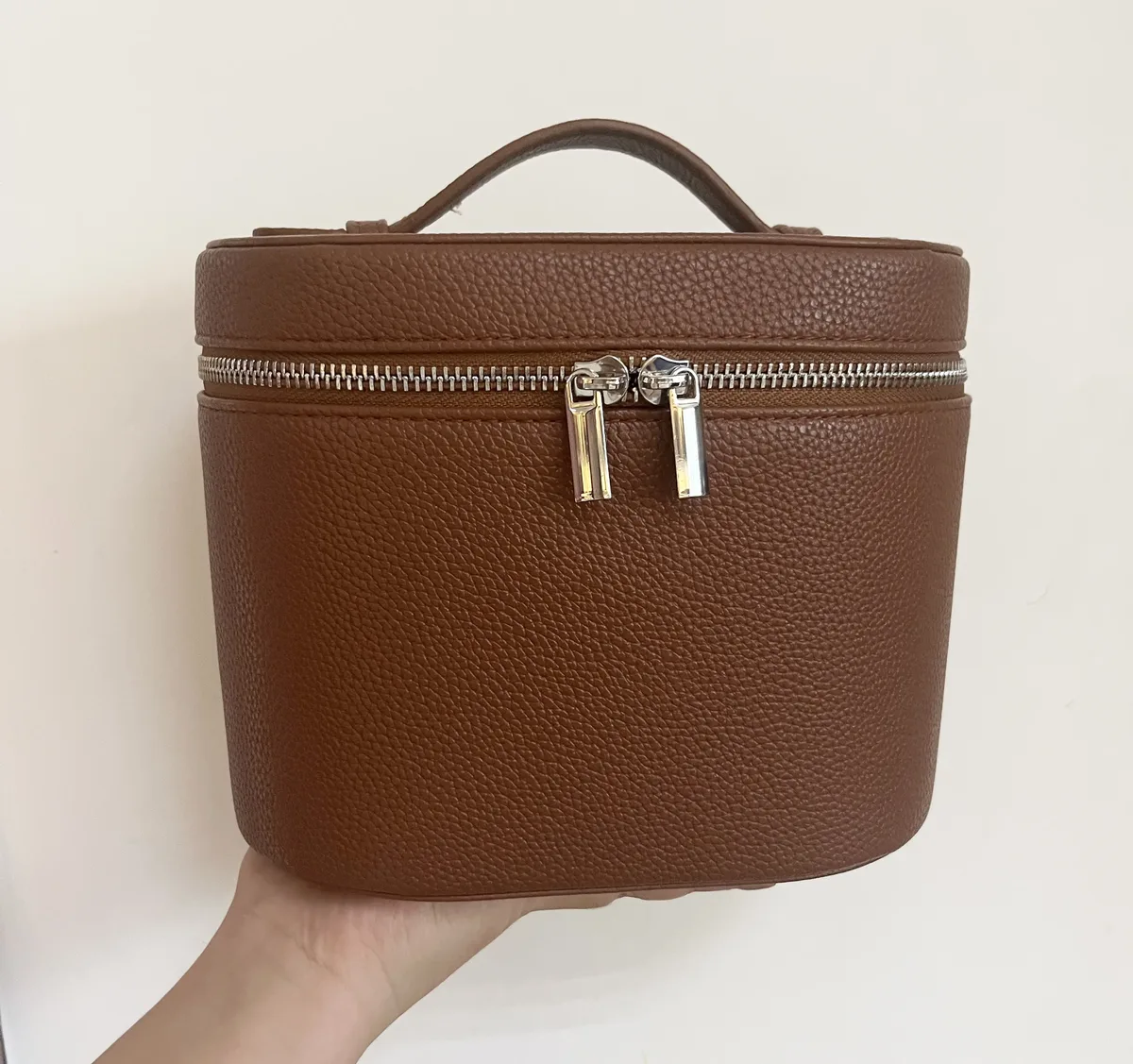 nouvelle trousse de maquillage ronde en cuir pu personnalisable, sac de rangement portable pour rouge à lèvres et soins de la peau avec compartiments