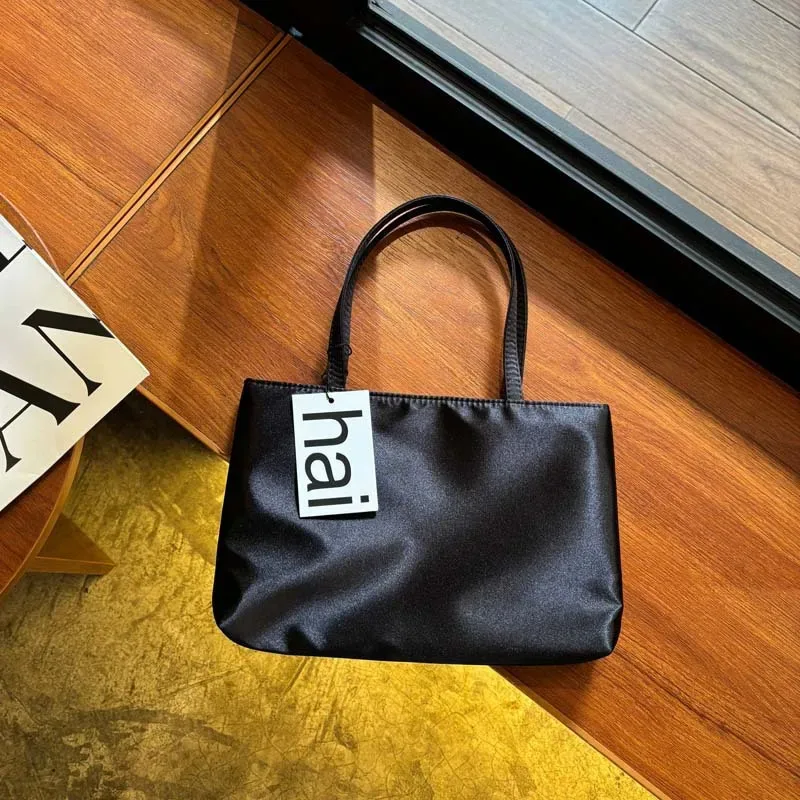 sac à main de luxe élégant en satin de soie pour femme, petit sac fourre-tout de couleur unie, sac à bandoulière polyvalent pour le quotidien et les déplacements