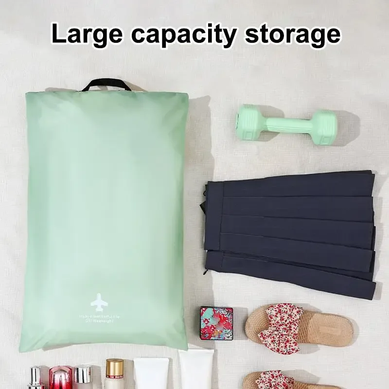 ensemble de trois sacs de rangement de voyage minimalistes et modernes, un organisateur de bagages essentiel et un organisateur de garde-robe/sous-vêtements.