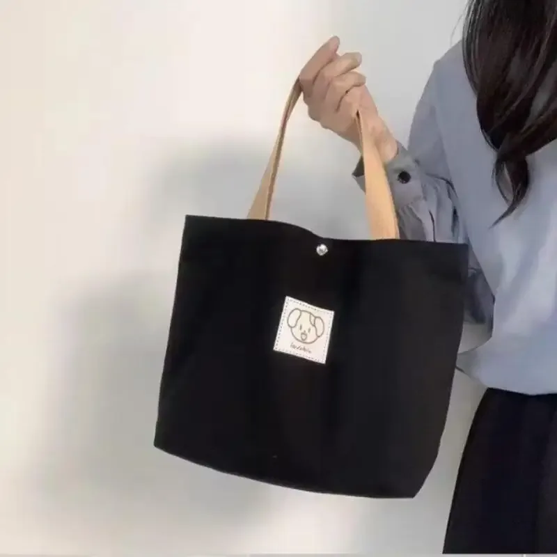 les sacs fourre-tout en toile et les sacs bandoulière en toile sont parfaits pour transporter des fournitures scolaires ou pour les voyages.