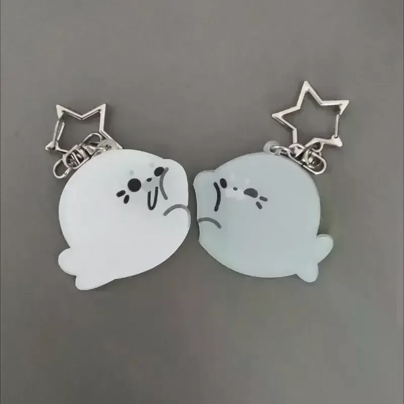 1 paire de porte-clés en acrylique motif petit phoque de dessin animé, pendentif créatif et mignon, non magnétique, pour sac à dos, cadeau pour petite amie et couple