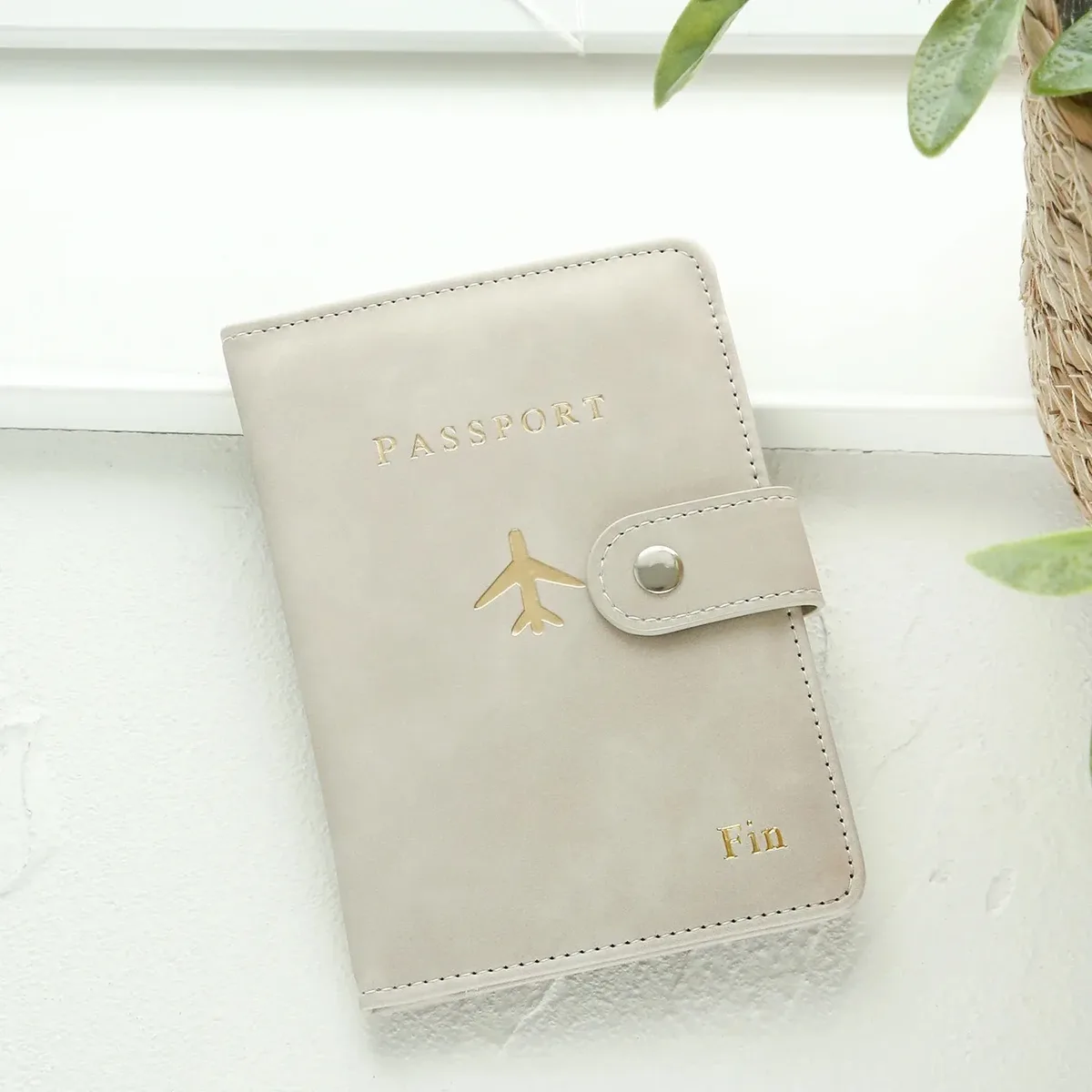 housse de passeport personnalisée avec texte doré, portefeuille chic à boucle pour homme et femme, estampage à chaud du nom, porte-passeport pour les voyages