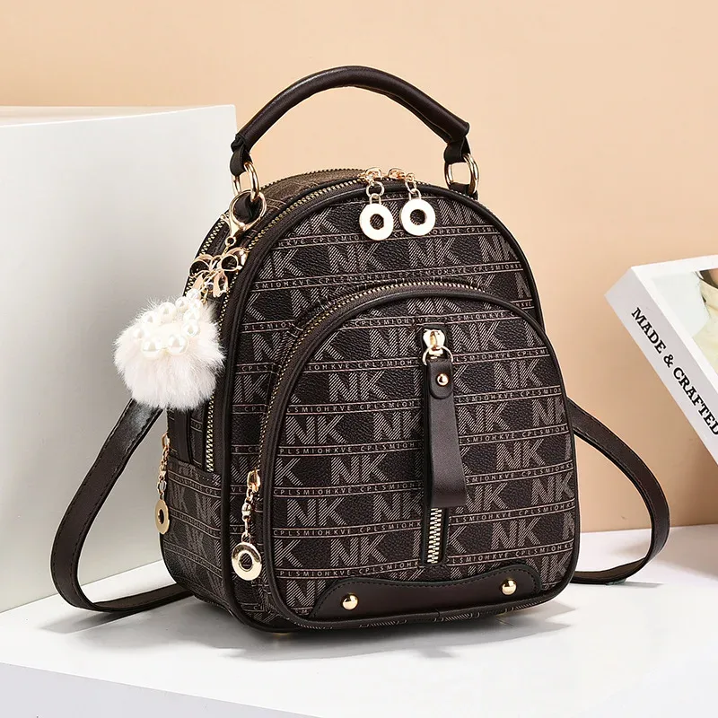 sac dos cuir similicuir vert motif géométrique pomponne métallique bandoulière amovible compartiment intérieur fermeture éclair polyvalent voyage