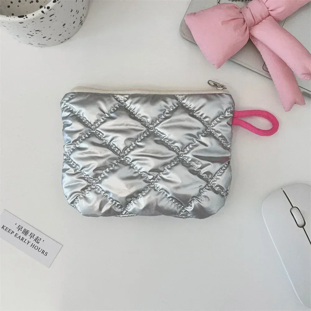 trousse toilette cosmétique matière unité centrale motif solide couleur argent format rectangulaire oreiller poche glissière usage voyage femmes