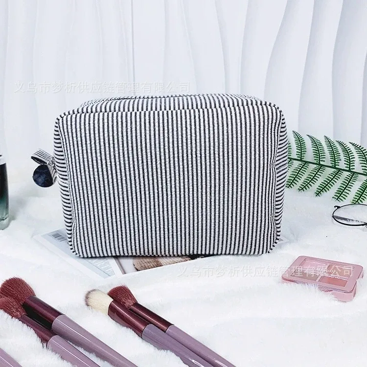 trousse de maquillage avec nom personnalisé, trousse de toilette brodée personnalisée pour cadeau de mariage, sac de rangement pour cadeaux de demoiselle d'honneur, sac à cosmétiques tendance 2025
