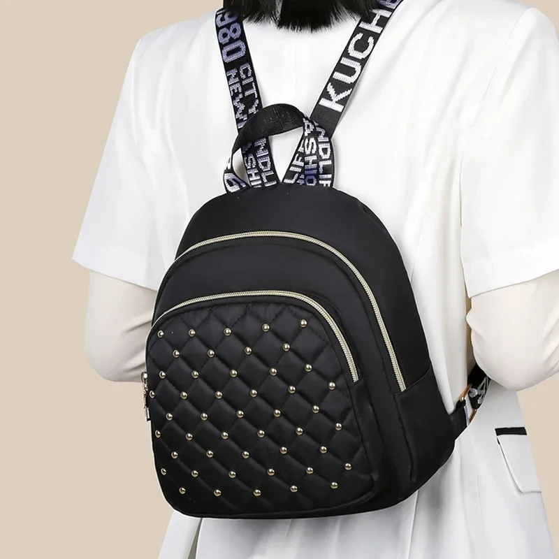 sac à bandoulière double avec rivets brodés en forme de losange pour femmes, nouveau style, sac de voyage tendance, sac décontracté et polyvalent pour femmes.