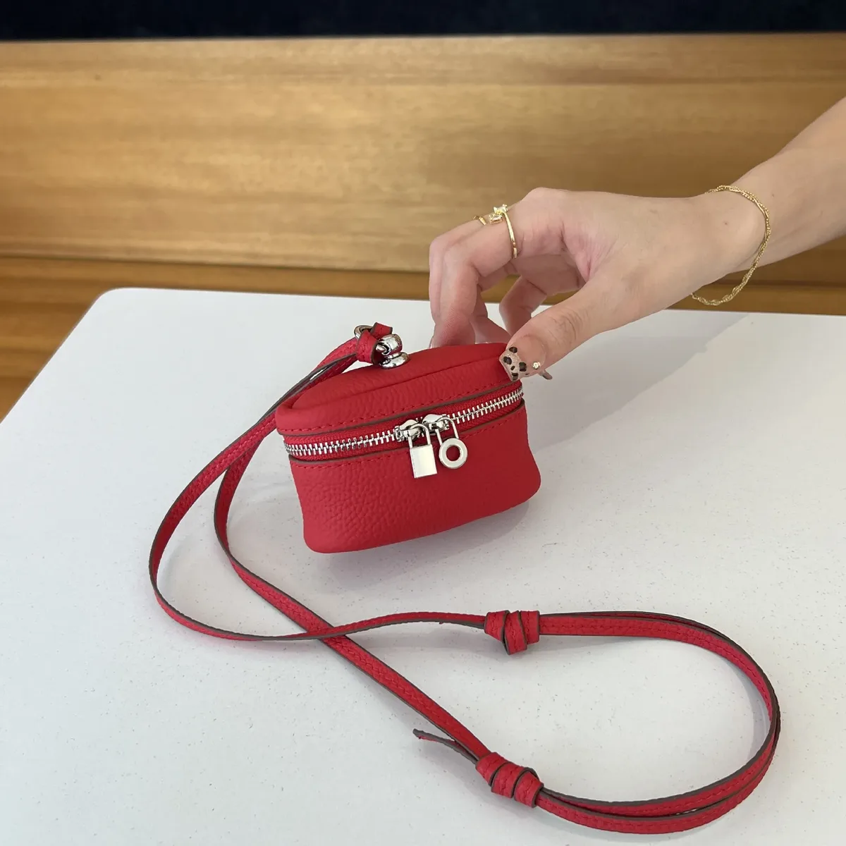 lettres personnalisées gratuites sac en peau de vache charme petit porte-monnaie ins vent simple portable sac de cou rouge à lèvres organisateur sac écouteur sac
