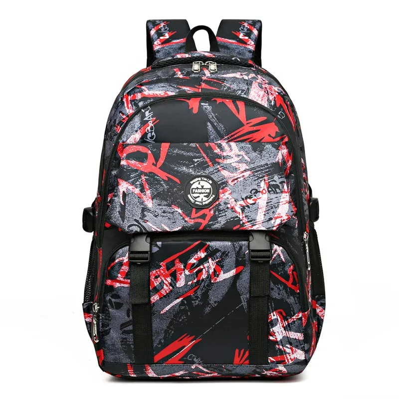 sac dos nylon camouflage bleu noir rouge format rectangulaire poche avant zippée fermeture éclair usage scolaire voyage