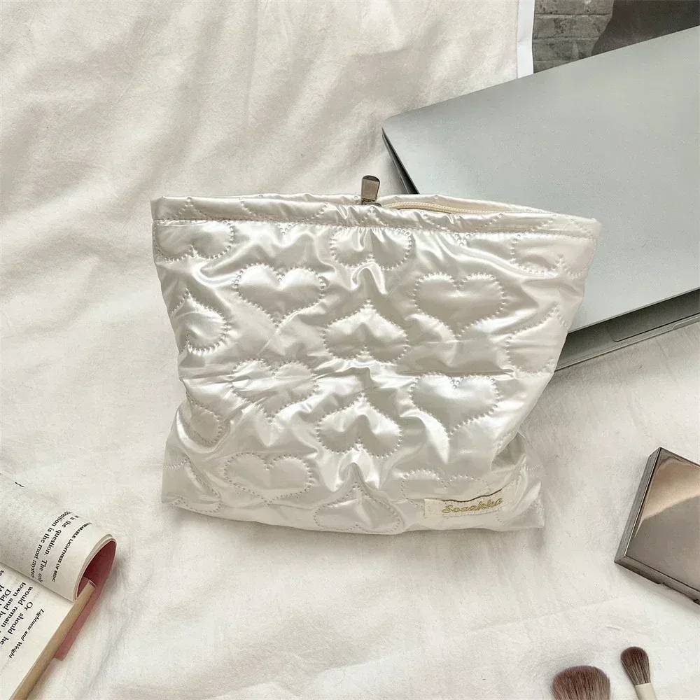 trousse toilette cosmétique matière unité centrale motif solide couleur argent format rectangulaire oreiller poche glissière usage voyage femmes