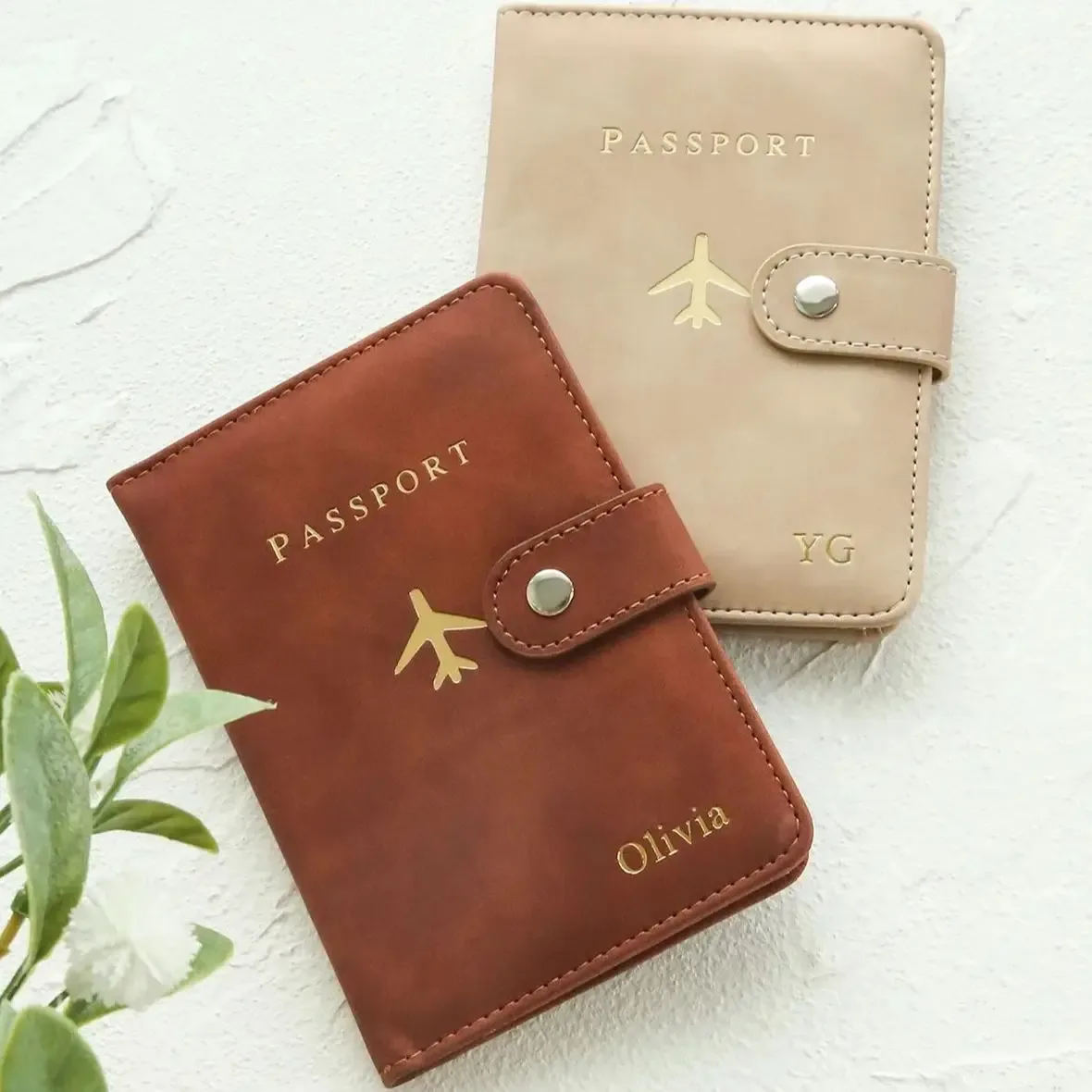 housse de passeport personnalisée avec texte doré, portefeuille chic à boucle pour homme et femme, estampage à chaud du nom, porte-passeport pour les voyages