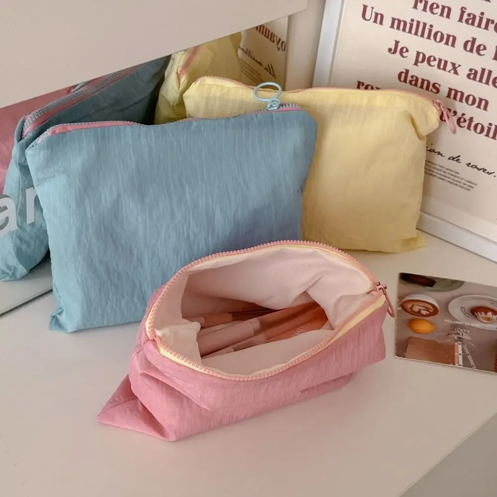 Grande trousse de maquillage en nylon avec fermeture éclair, motif à carreaux, design organisateur, pochette de rangement pour cosmétiques.