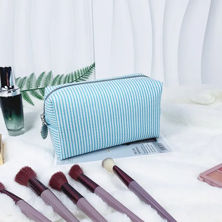 trousse de toilette brodée sur mesure, pochette cosmétique personnalisée en seersucker rayé, organiseur de voyage couleur bonbon, cadeaux pour demoiselles d'honneur