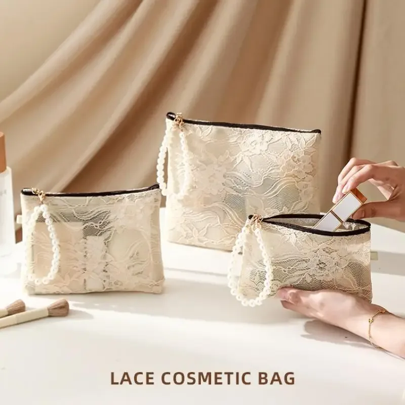 pochette cosmétique en dentelle avec sangle de poignet en perles et design semi-transparent, idéale pour le rangement quotidien du maquillage et les voyages