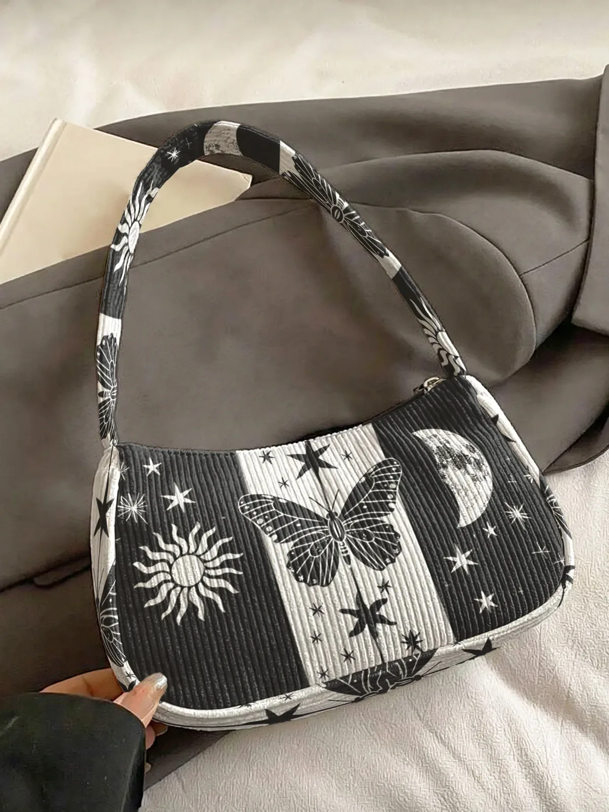 sac à bandoulière tendance imprimé soleil, lune et papillon, sac sous le bras en velours côtelé noir et blanc pour un usage quotidien décontracté