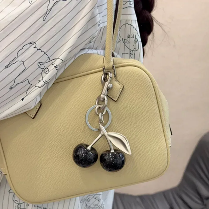 accessoire de charme cerise noire, pendentif cerise, porte-clés, pendentif à la mode pour sac d'entraîneur, sac à main pour femmes, sacs à bandoulière