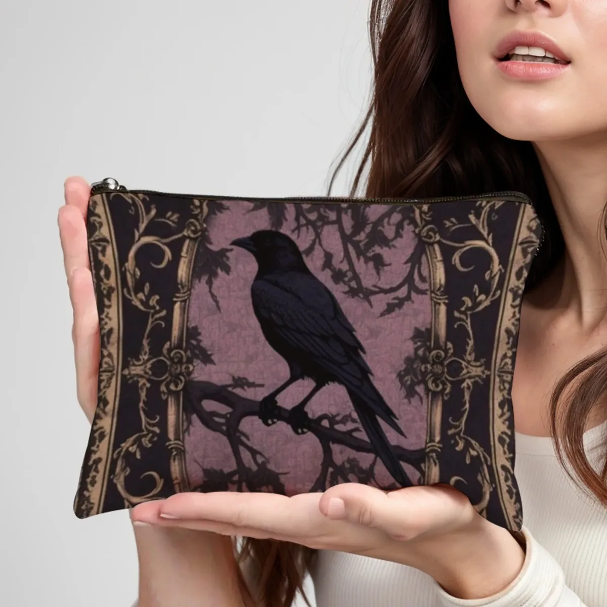 pochette cosmétique gothique d'halloween exquise, corbeau noir mystérieux dans un cadre baroque, accessoire de mode léger et durable