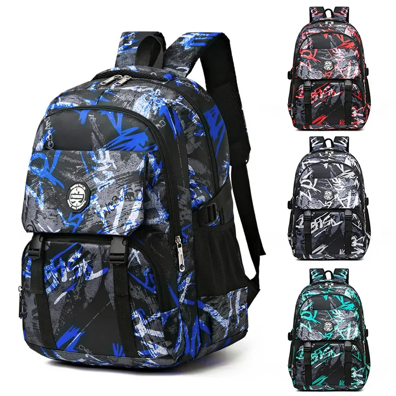 sac dos nylon camouflage bleu noir rouge format rectangulaire poche avant zippée fermeture éclair usage scolaire voyage