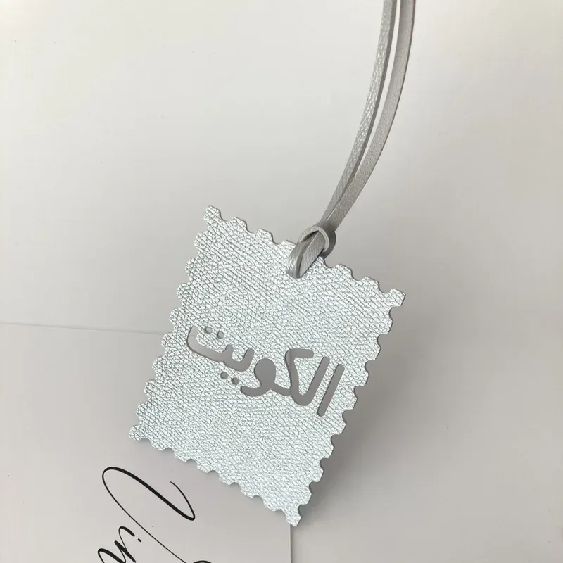 étiquette bagage imitation cuir motif dentelé couleur multiple texte arabes voyage identité valises nom adresse