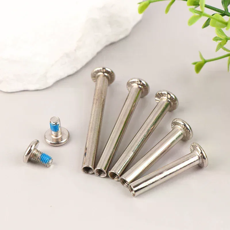 vis fixation roues métal argent visserie accessoires bagages remplacement usure travail manoeuvre montage objet voyage maintenance