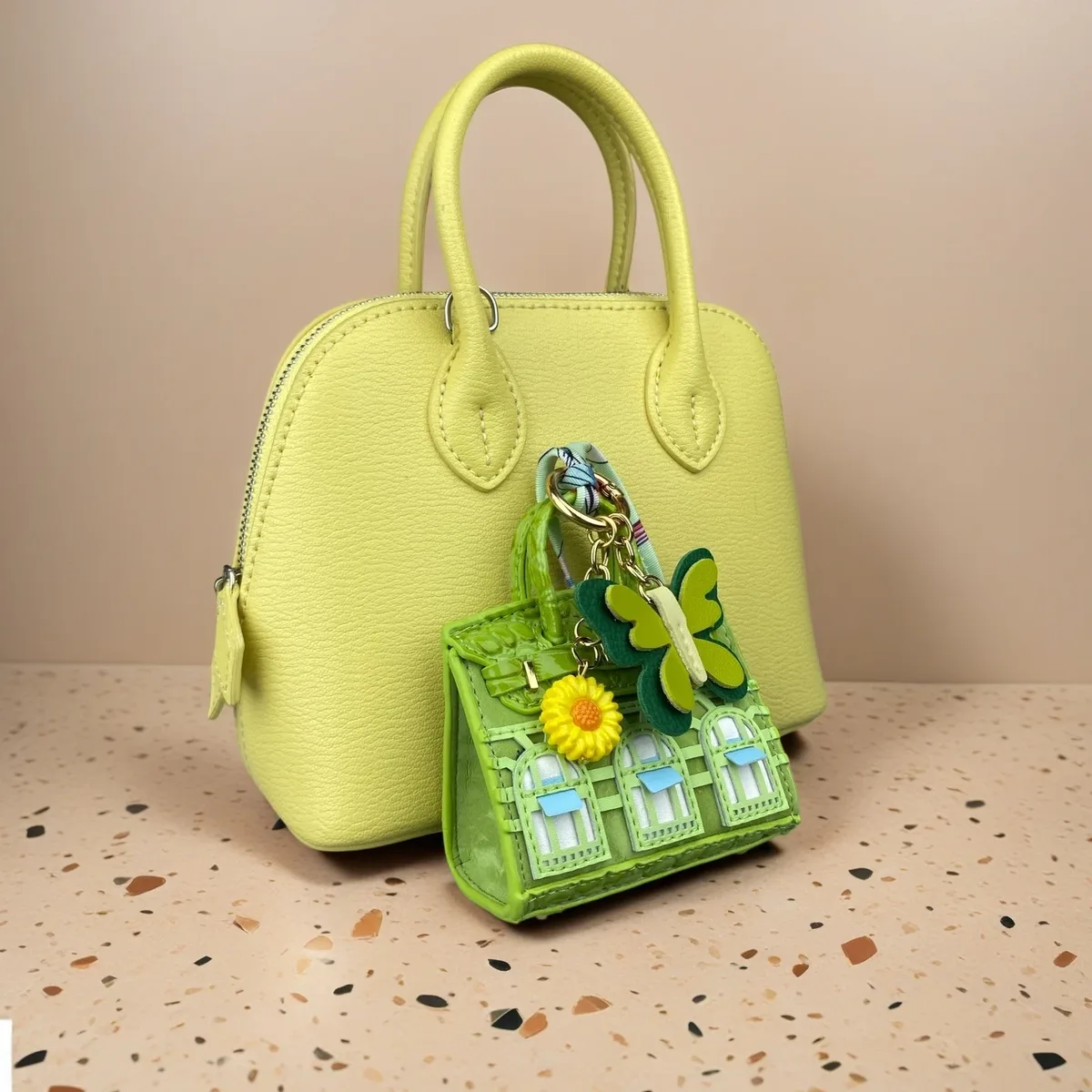 pochette ornementale cuir vert citron motif floral pince elephanțt cadeau voyage accompagnement mini sac écouteurs câbles organisateur