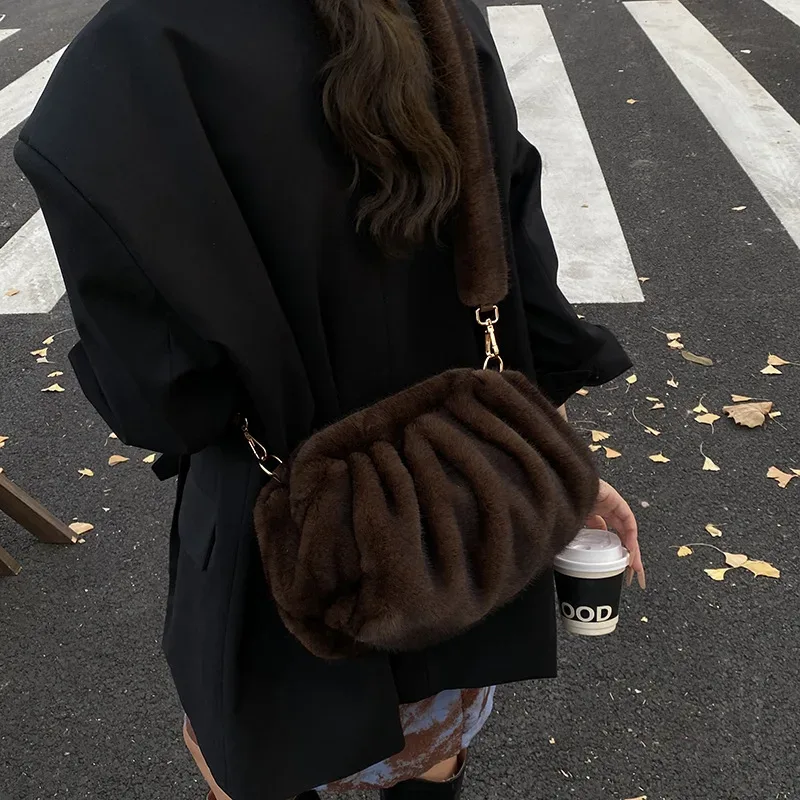pochette supérieure à texture polyvalente et confortable pour femmes, sac à bandoulière nuage moelleux d'hiver, sac de rangement rétro en fourrure pour les déplacements