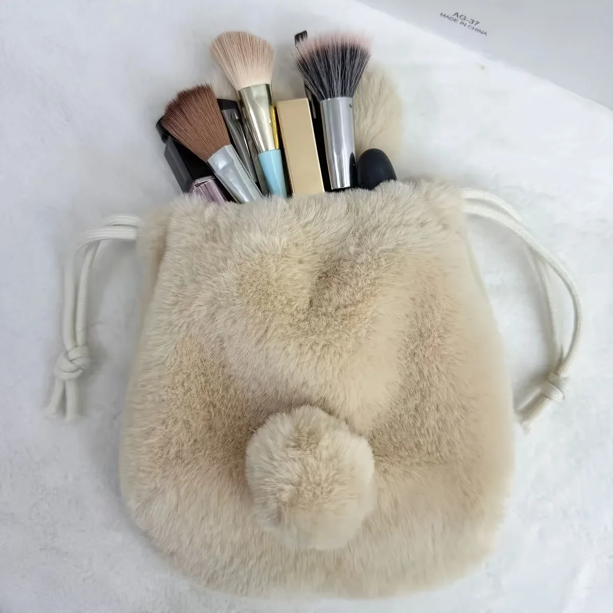 sac de rangement à cordon en forme de lapin en peluche, trousse de maquillage douce et moelleuse en forme de lapin, étui pour téléphone, polyvalent pour les voyages quotidiens, un excellent choix de cadeau pour la saint-valentin, la fête des mères, thanksgiving et plus de 10 grandes fêtes.