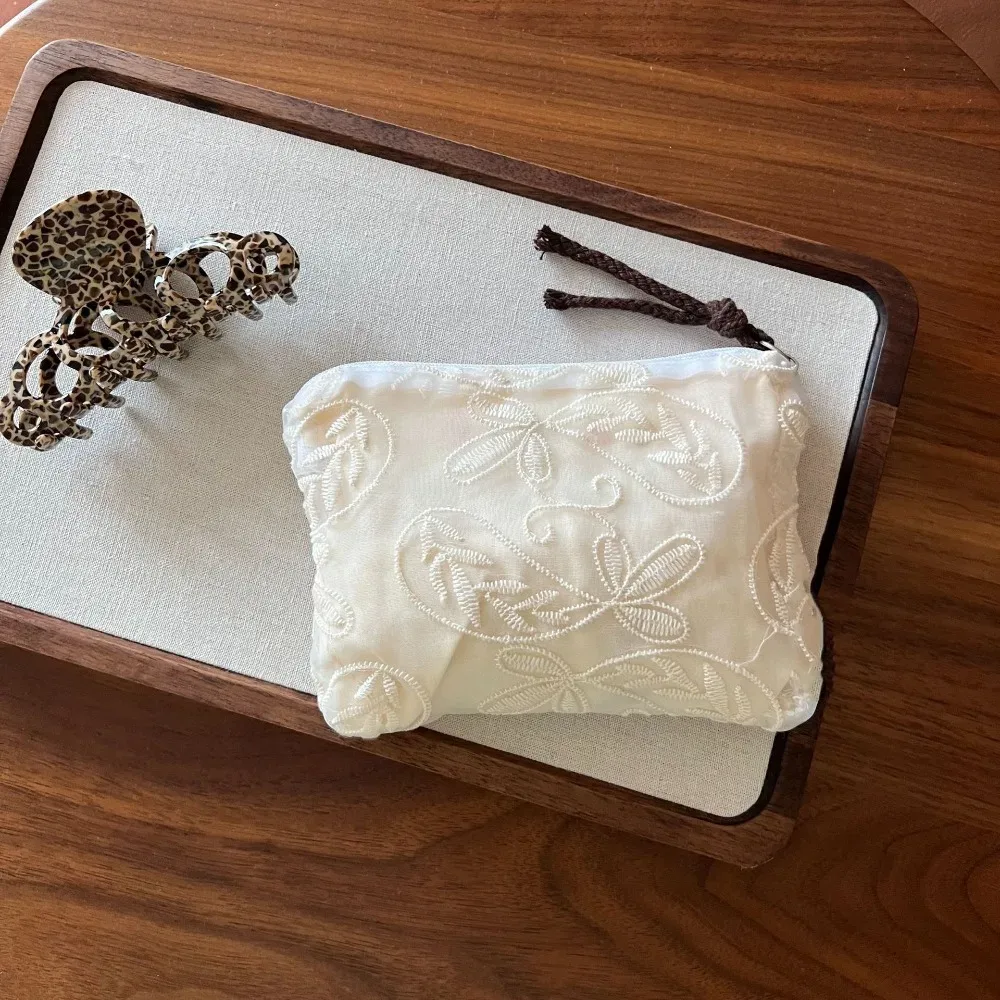 sac de rangement en dentelle d'organza brodé, sac de rangement pour bijoux à fleurs mignonnes, broderie légère, petite trousse de maquillage, essentiels de voyage
