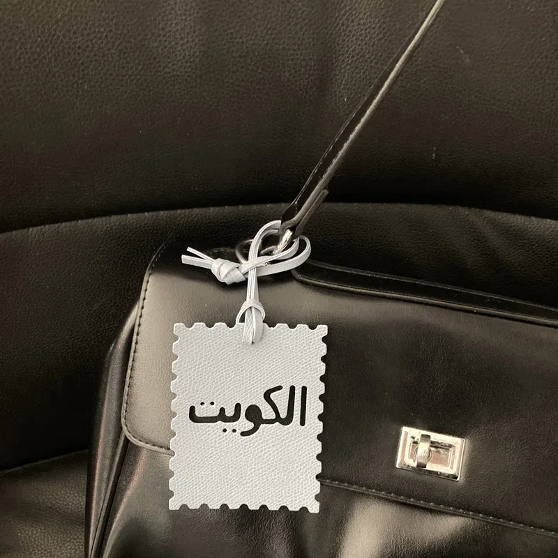 étiquette bagage imitation cuir motif dentelé couleur multiple texte arabes voyage identité valises nom adresse