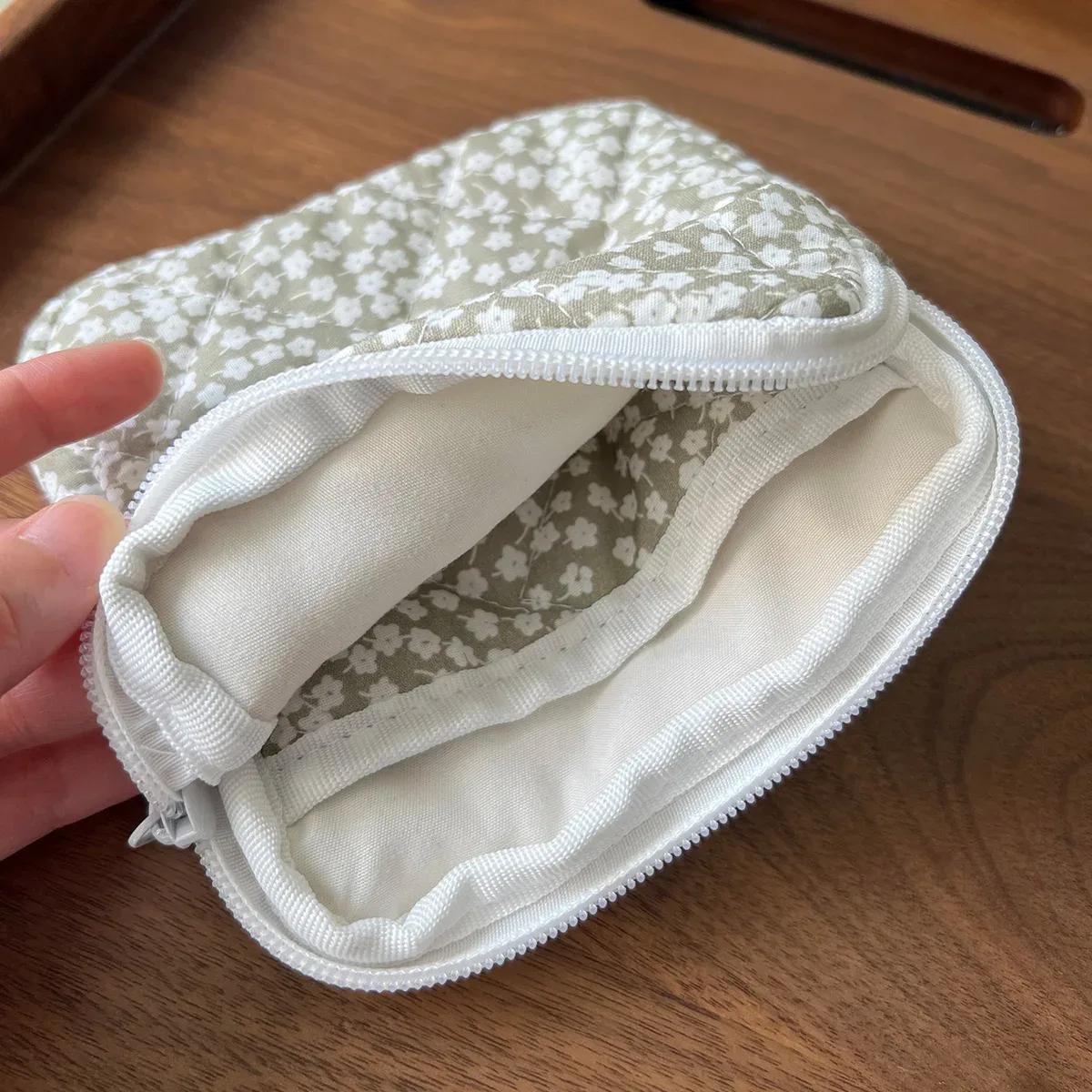 sac de rangement carré à motifs de petites fleurs grises, petit sac cosmétique portable carré, sac de rangement pour serviettes hygiéniques