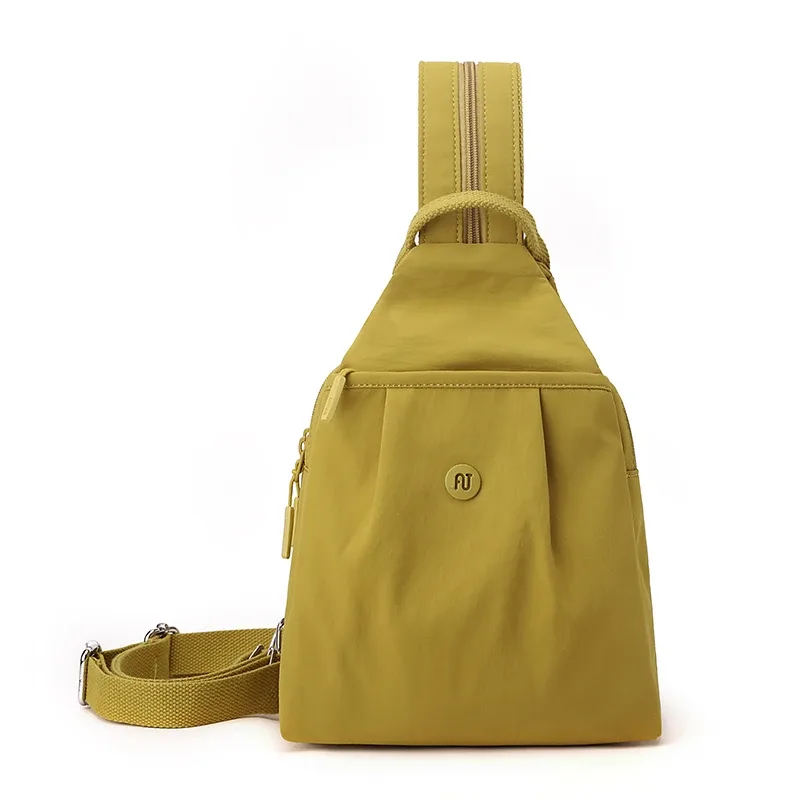 sac dos nylon gris pastel imperméable compartiment intérieur bandoulière arquée poche limon trapézoïdale voyage femme